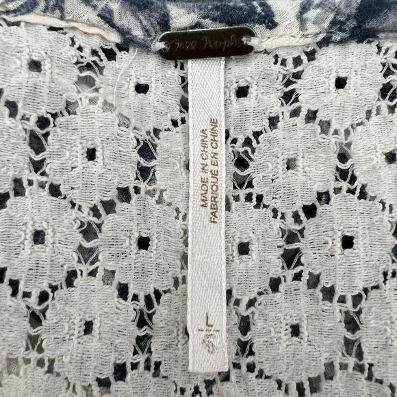 Free People Women Moon River Blouse Size L Blue White Peasant Floral Roses - Picture 3 of 9